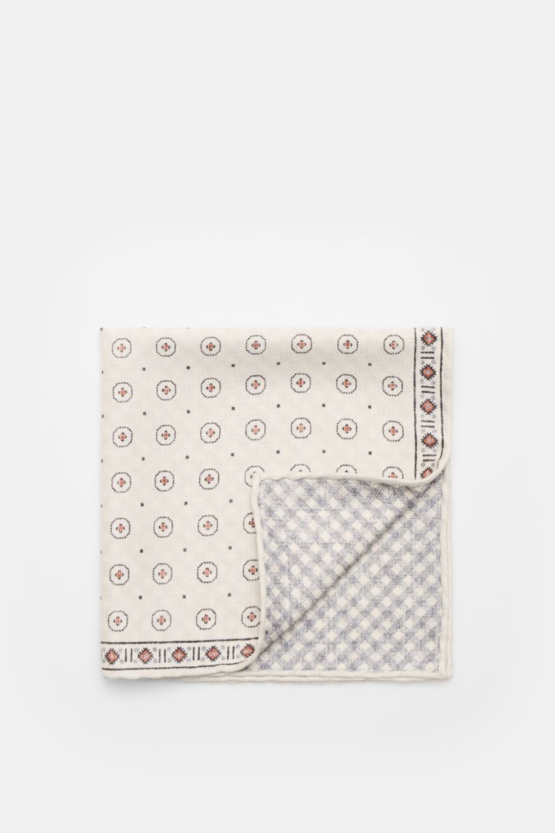 Brunello Cucinelli Seiden-Einstecktuch offwhite/apricot/navy gemustert, folded flat, top view shows graphic print front and gingham back, 35x35 cm, silk.

Zeitloser Akzent für besondere Momente: Das Einstecktuch aus reiner Seide von BRUNELLO CUCINELLI 