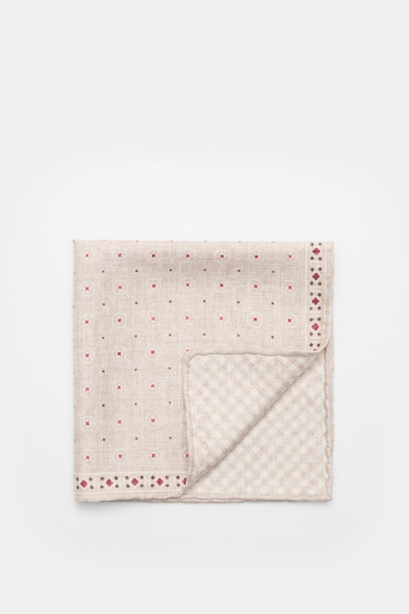 Top-down view of the folded Brunello Cucinelli Seiden-Einstecktuch beige/weiß/rot gemustert with graphic print, showing front and back patterns.

Zeitloser Akzent für besondere Momente: Das Einstecktuch aus reiner Seide von BRUNELLO CUCINELLI verleiht 