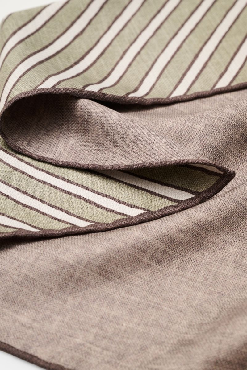 Brunello Cucinelli Seiden-Einstecktuch graugrün/hellgrau/dunkelbraun gestreift, Detailfoto von oben, reine Seide, handrollierte Kanten, 35x35 cm.