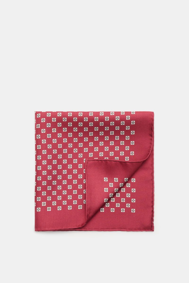 Folded Brunello Cucinelli Seiden-Einstecktuch dunkelrot/hellgrau/navy gestreift with small square pattern and handrolled edges, top-down view.

Description: Quiet Luxury heißt der große Trend: Das kann BRUNELLO CUCINELLI besonders gut und bringt auch i