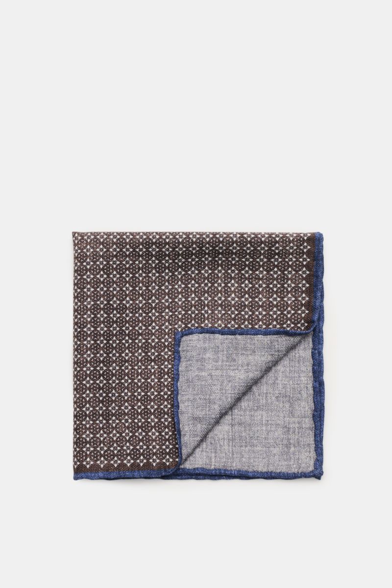 Brunello Cucinelli Seiden-Einstecktuch dunkelbraun/navy/sand gemustert, floral, handrollierte Kanten, reine Seide, ca. 35x35 cm, flach liegend, von oben fotografiert, Made in Italy.