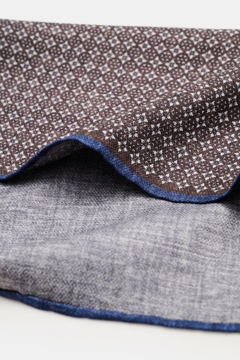 Brunello Cucinelli Seiden-Einstecktuch dunkelbraun/navy/sand gemustert, floral, reine Seide, handrollierte Kanten, Detailansicht schräg fotografiert.