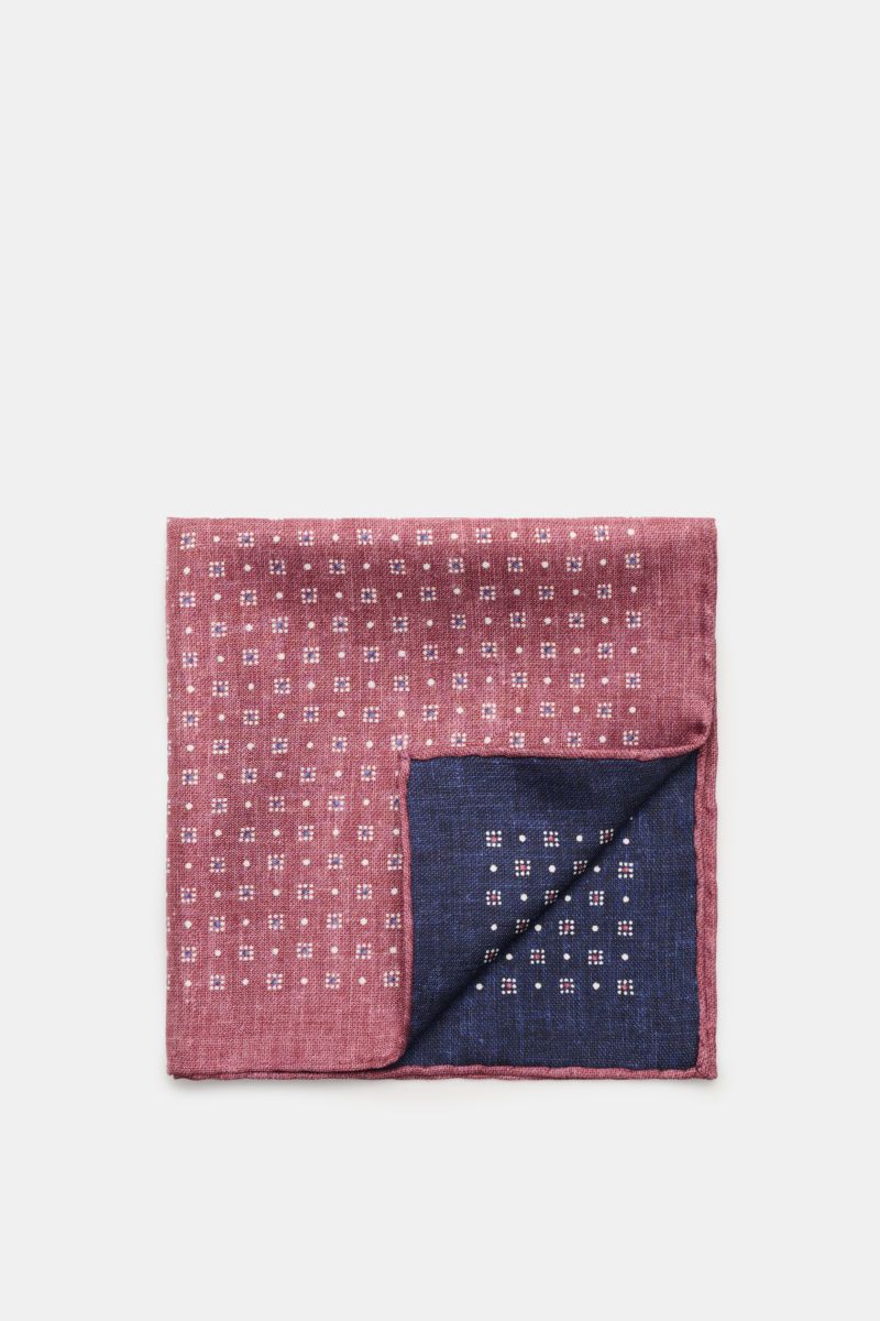 Top-down view of Brunello Cucinelli Seiden-Einstecktuch bordeaux/navy/weiß gemustert with graphic pattern and hand-rolled edges.

Description: Quiet Luxury kann BRUNELLO CUCINELLI besonders gut und bringt auch in dieser Saison passende Einstecktücher, 