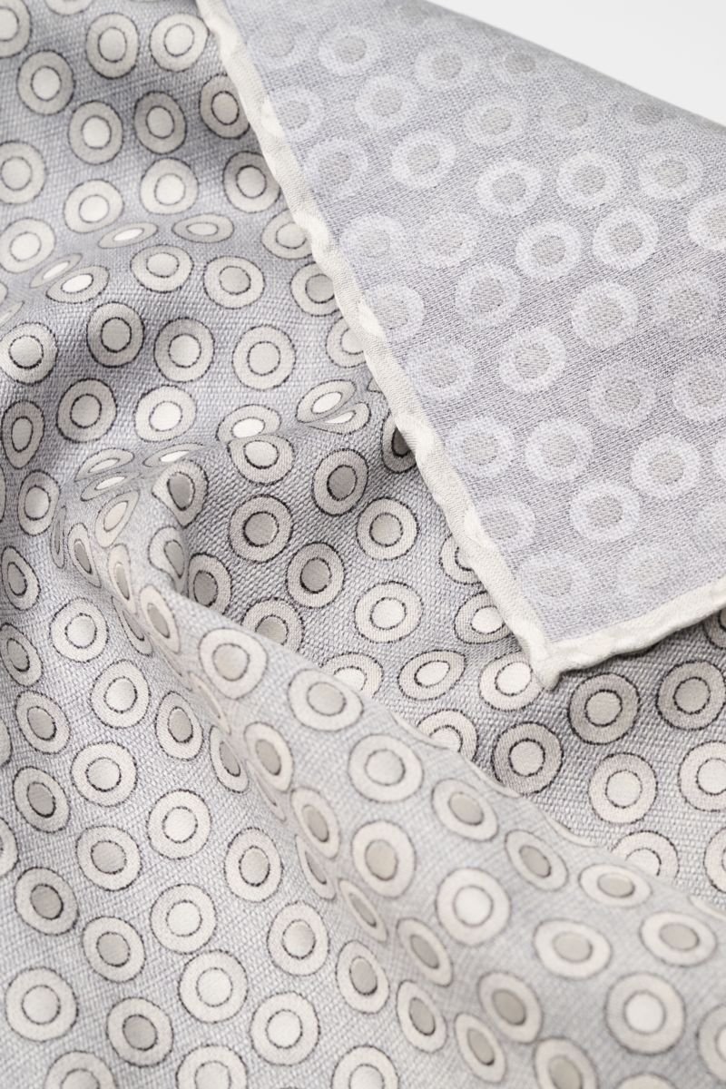 Brunello Cucinelli Seiden-Einstecktuch silbergrau/hellgrau gepunktet, reine Seide, geschmeidig, handrollierte Kanten, Detailfoto von oben, ca. 35x35 cm.