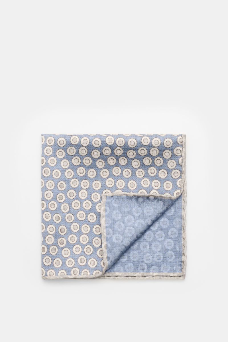 Brunello Cucinelli Seiden-Einstecktuch rauchblau/silbergrau gepunktet, reine Seide, handrollierte Kanten, von oben fotografiert, 35x35 cm.