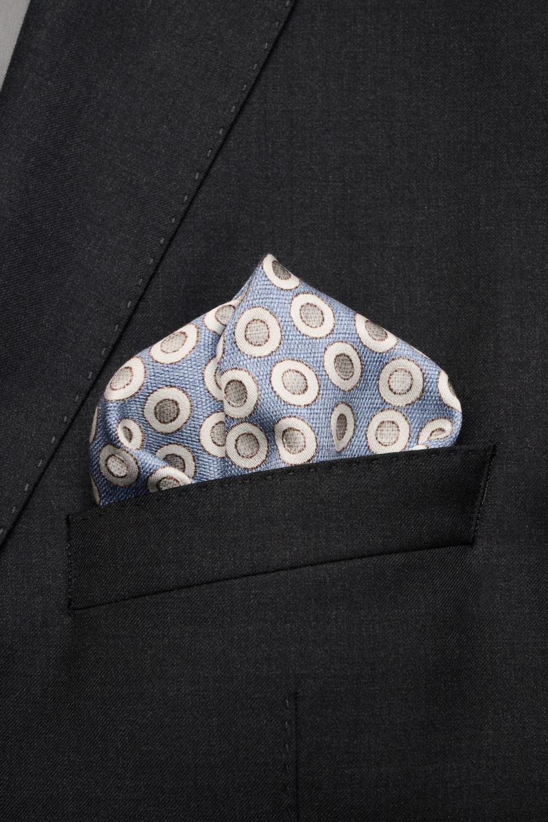 Brunello Cucinelli Seiden-Einstecktuch rauchblau/silbergrau gepunktet, aus reiner Seide mit handrollierten Kanten, nah von vorne fotografiert.