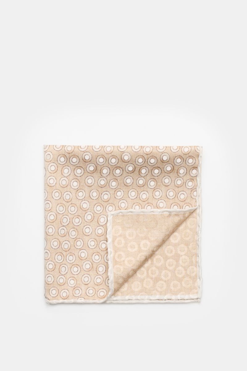 Brunello Cucinelli Seiden-Einstecktuch gold/hellgrau gepunktet, reine Seide, handrollierte Kanten, schräg von oben fotografiert, 35x35 cm.