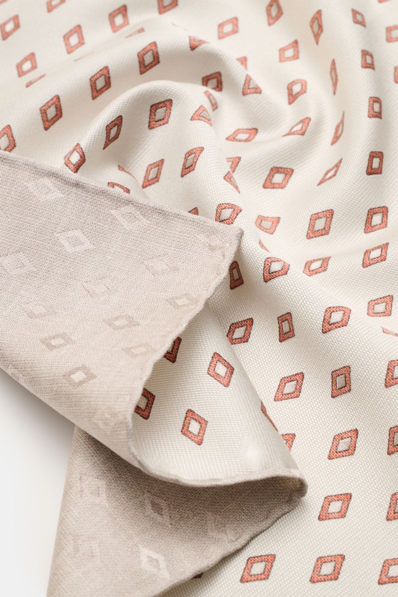 Brunello Cucinelli Seiden-Einstecktuch sand/rostbraun/beige gemustert, liegend fotografiert, edles Rautenmuster, reine Seide, rollierte Kanten, Kontrastseite sichtbar.