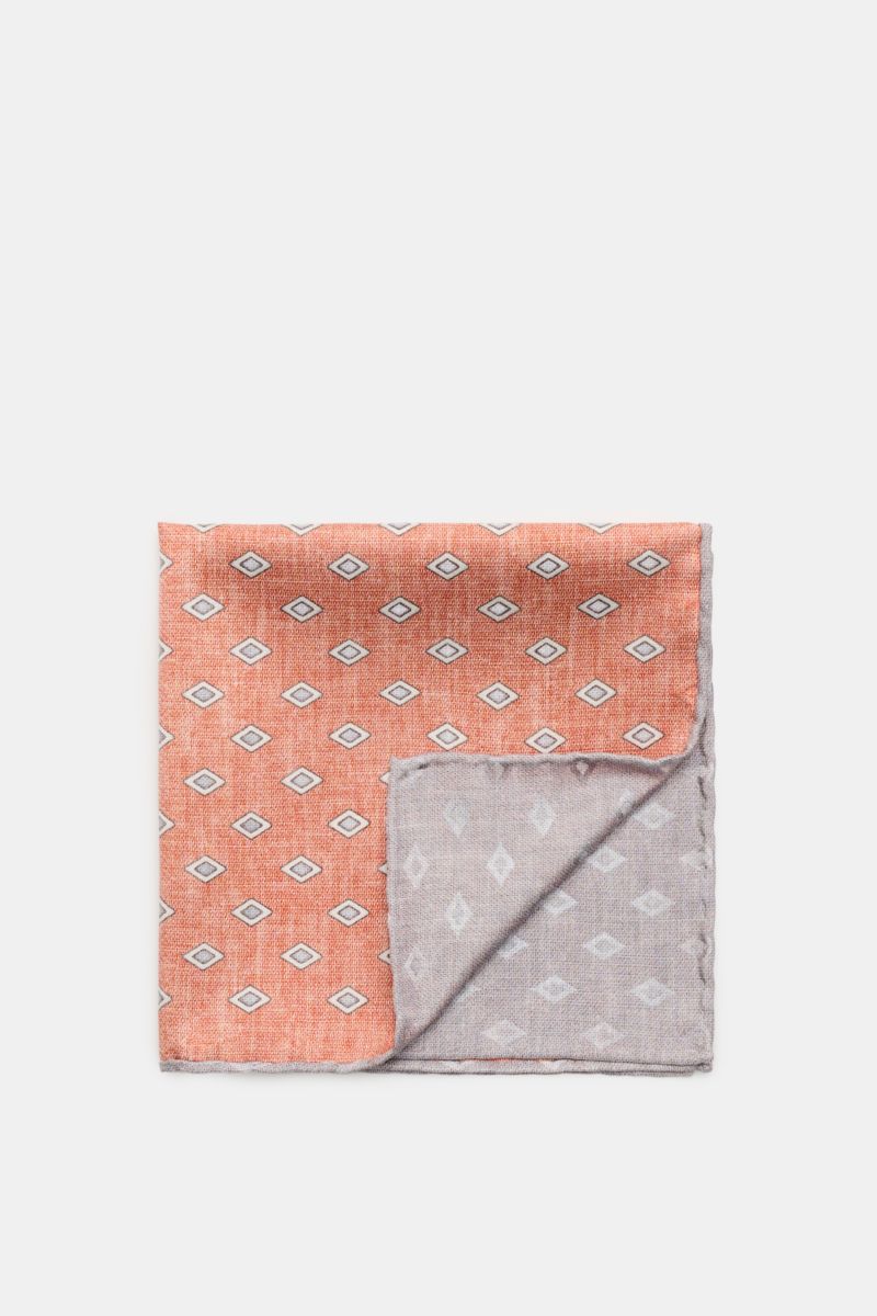 Brunello Cucinelli Seiden-Einstecktuch rostbraun/grau/hellgrau gemustert, elegant mit Rautenmuster, rollierten Kanten, aus reiner Seide, flach liegend von oben fotografiert.