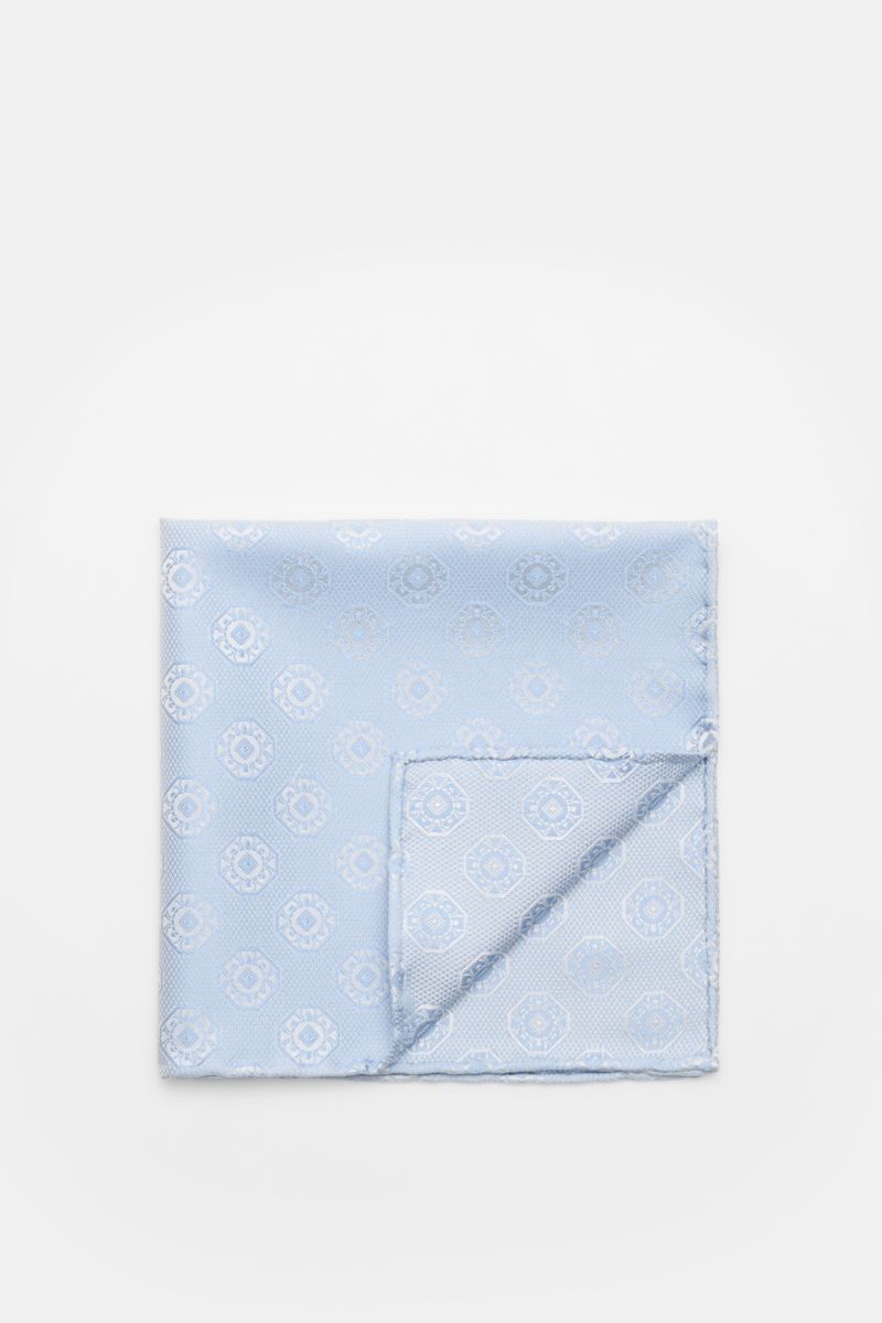 Top-down view of Brunello Cucinelli Silk pocket square light blue/light grey patterned with rolled edges and medallion weave.

Elegant accent: This silk pocket square by BRUNELLO CUCINELLI has a fine medallion weave pattern that creates a subtle highli