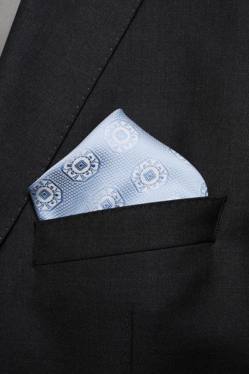 Alt tag (125 characters):  
Brunello Cucinelli Silk pocket square light blue/light grey patterned, folded in black jacket pocket, front close-up view.

Additional description:  
Elegant accent: This silk pocket square by BRUNELLO CUCINELLI has a fine m