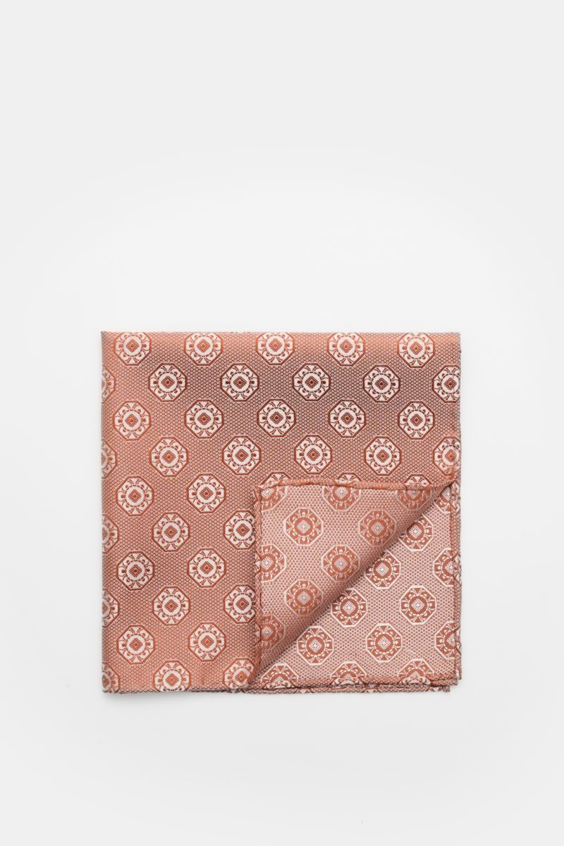 Top-down view of a folded Brunello Cucinelli Silk pocket square rust brown/light grey patterned with medallion weave and rolled edges.

Elegant accent: This silk pocket square by BRUNELLO CUCINELLI has a fine medallion weave pattern that creates a subt