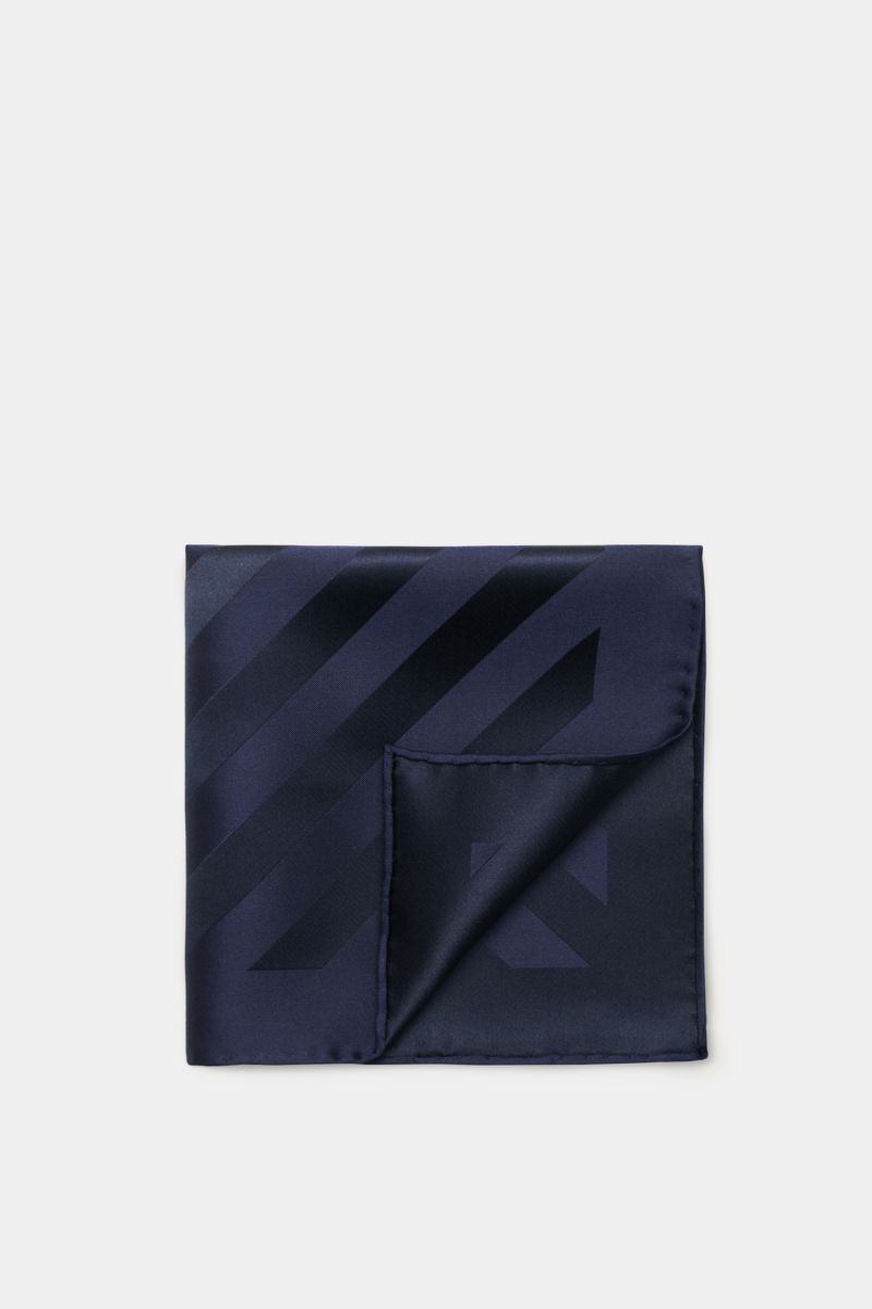Folded Brunello Cucinelli Seiden-Einstecktuch dunkelblau/dark navy gestreift with elegant striped pattern, rolled edges, photographed from above.

Eleganter Akzent: Das Einstecktuch aus reiner Seide von BRUNELLO CUCINELLI überzeugt mit seinem edlen Str