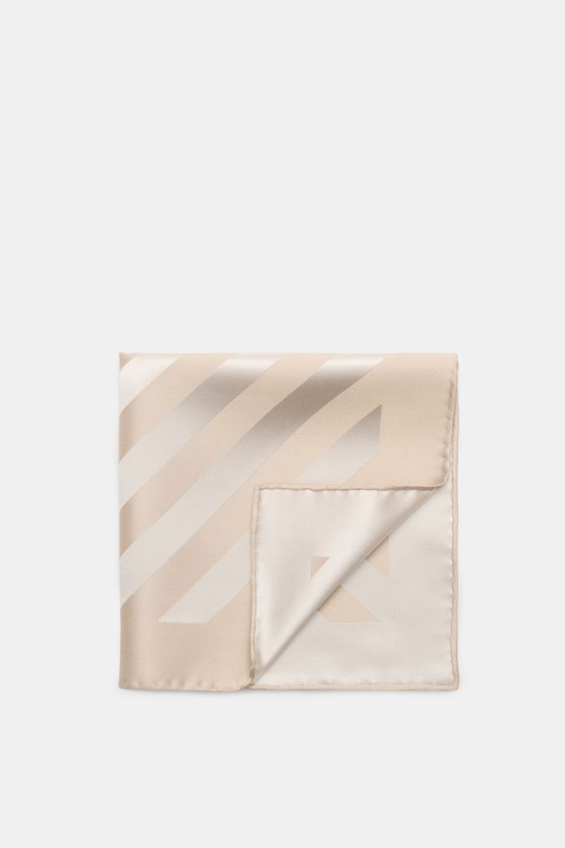 Front view of the folded Brunello Cucinelli Seiden-Einstecktuch beige/creme gestreift pocket square, made of pure silk with smooth texture, elegant striped pattern, and finely rolled edges.

Eleganter Akzent: Das Einstecktuch aus reiner Seide von BRUNE
