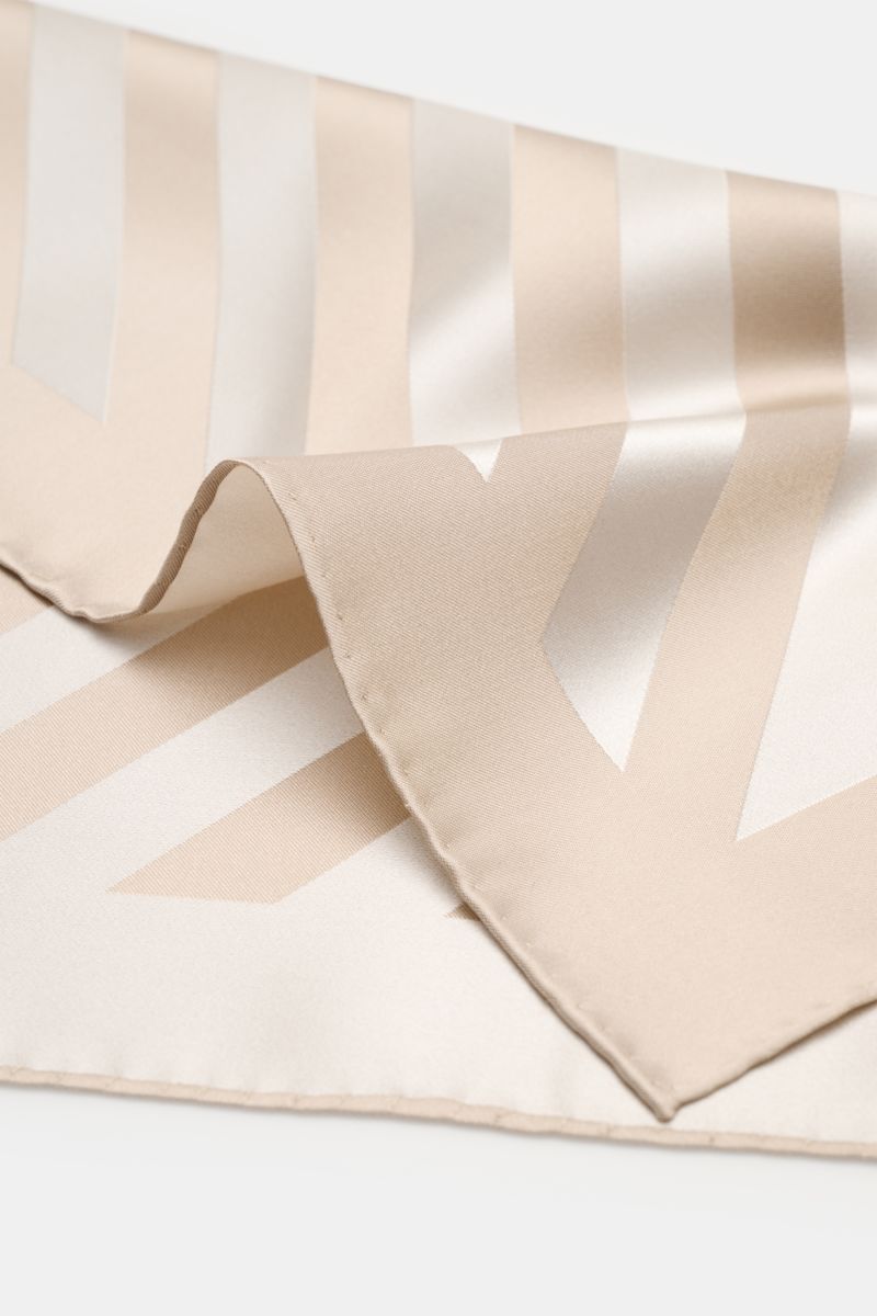 Brunello Cucinelli Seiden-Einstecktuch beige/creme gestreift shown close-up from a side angle, highlighting its smooth pure silk fabric and finely rolled edges. 

Eleganter Akzent: Das Einstecktuch aus reiner Seide von BRUNELLO CUCINELLI überzeugt mit 