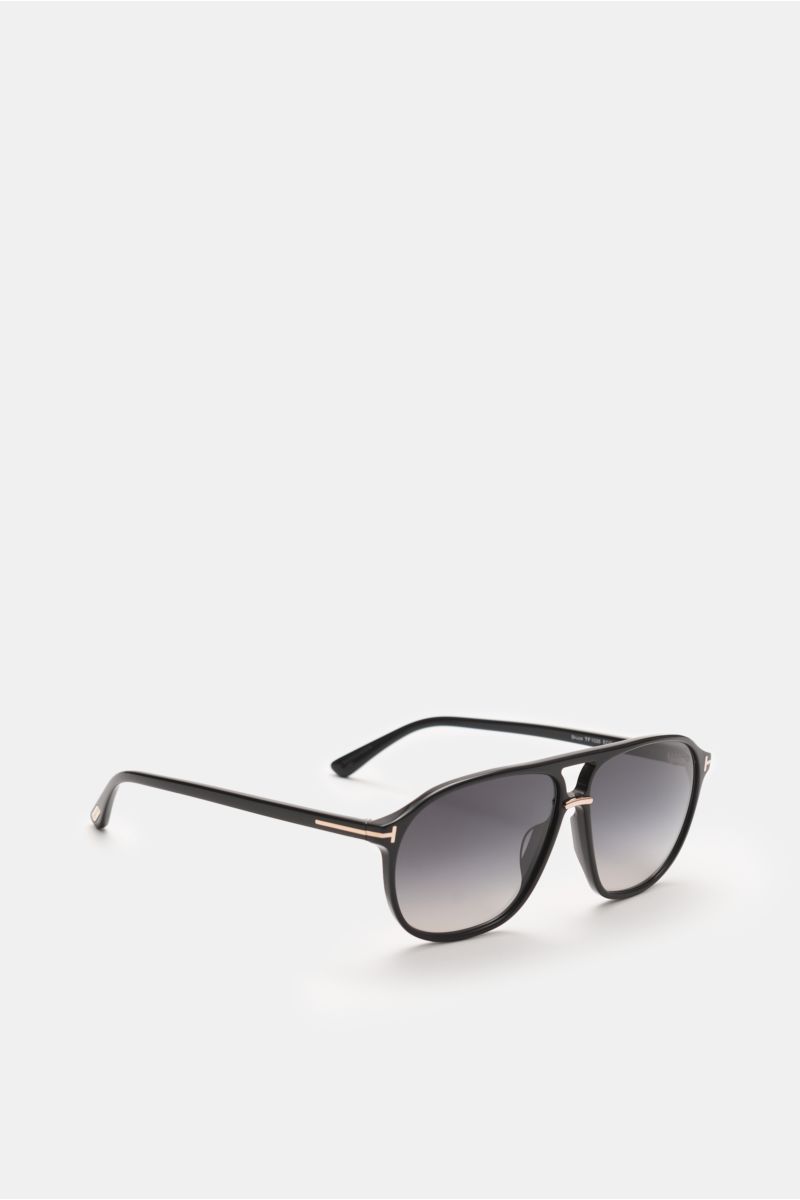 Tom Ford Sonnenbrille 'Bruce' schwarz, Navigator-Stil mit polarisierten, gleichmäßig getönten Kunststoffgläsern, Acetat-Rahmen, Aufnahme schräg von vorne.