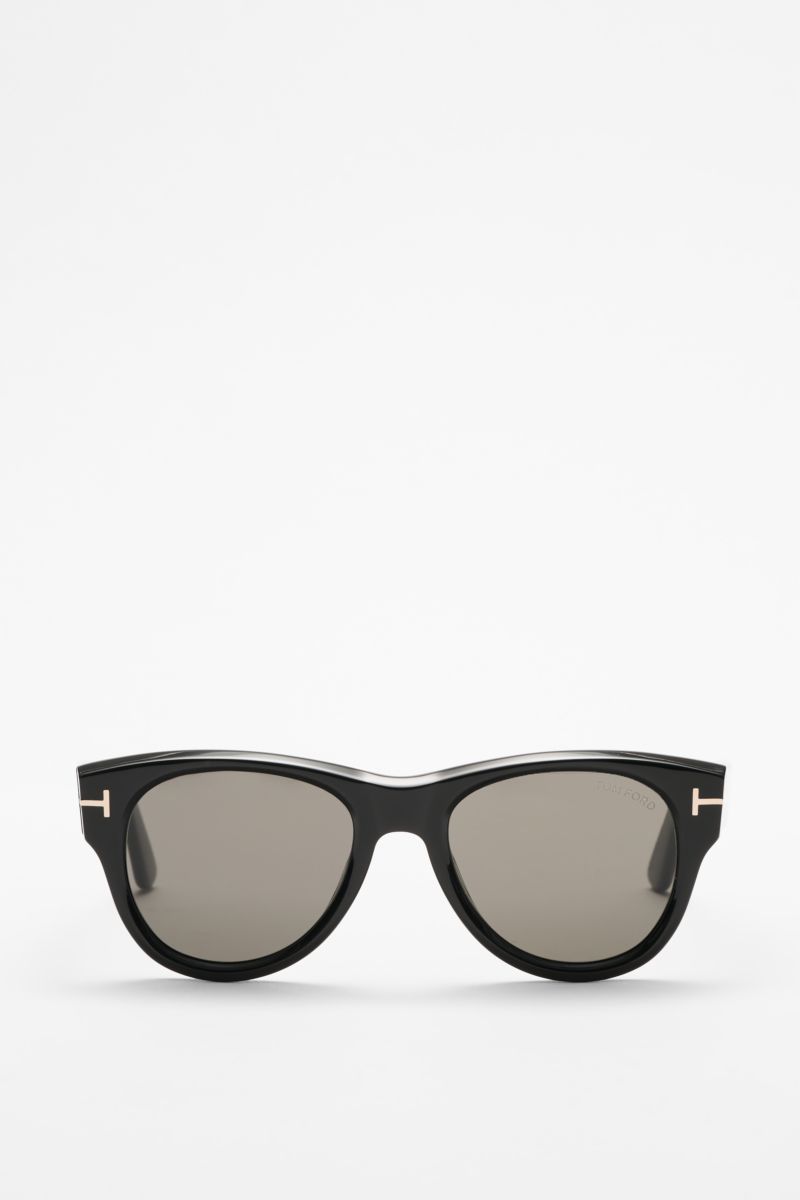 Front view of Tom Ford Sunglasses 'Burton' black with slightly rounded silhouette, acetate frame, evenly tinted plastic lenses, 100% UV protection, filter category 3; stylish all-rounder and ideal summer essential, velvet hard case included.