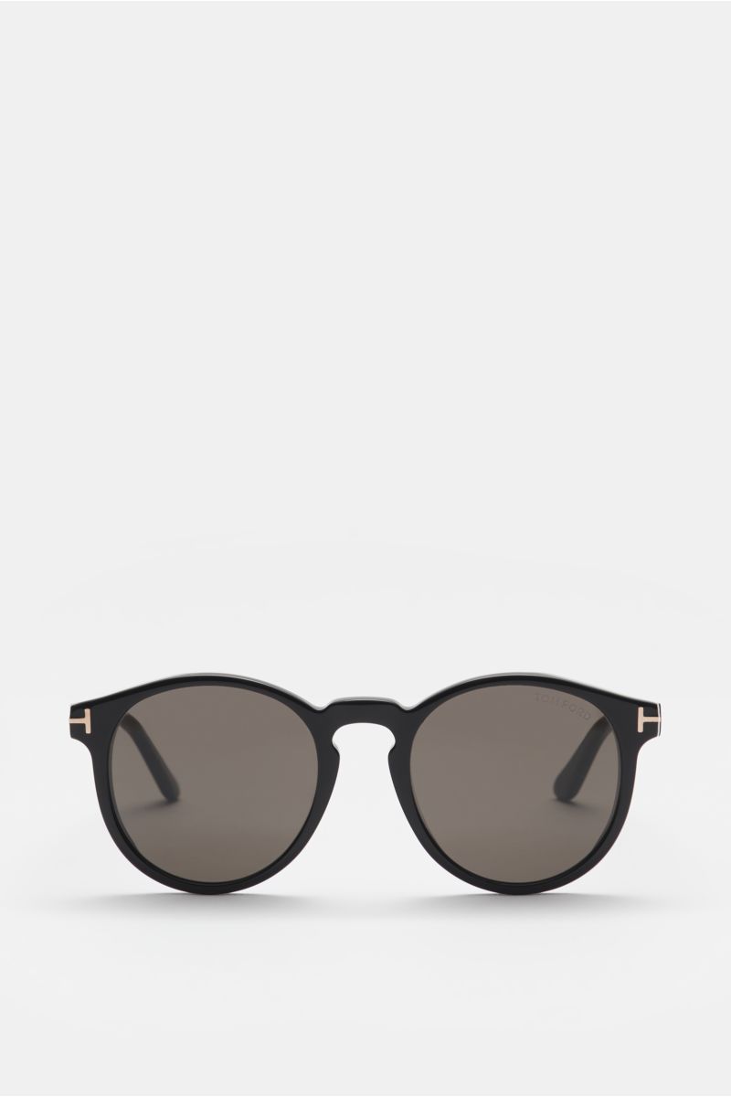 Tom Ford Sonnenbrille 'Ian' schwarz/grau, frontal fotografiert, Acetat-Rahmen, klassische Notched-Bridge, getönte Gläser, UV-Schutz, Samt-Hartschalenetui.