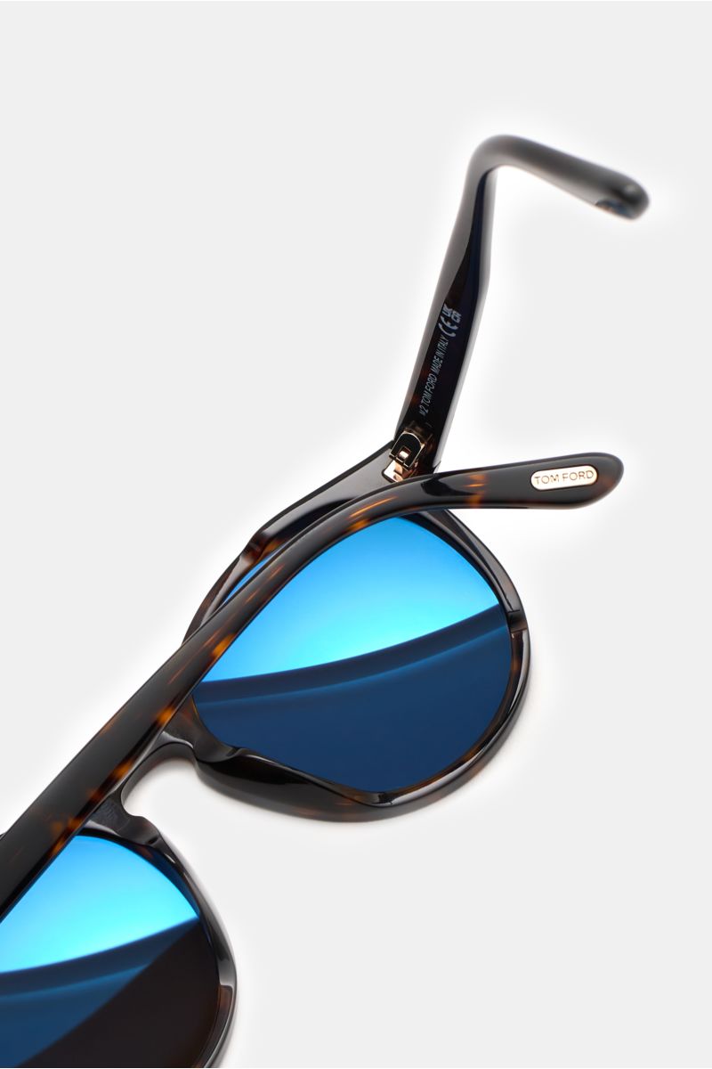 Tom Ford Sonnenbrille 'Ian' dunkelbraun gemustert, klassische Panto-Form, polarisiert, UV-Schutz, blau verspiegelte Gläser, schräg von oben fotografiert.