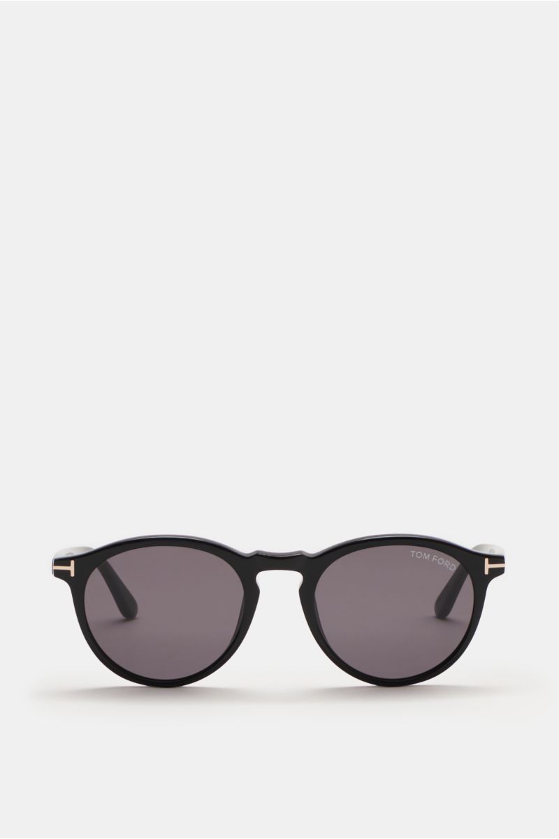 Tom Ford Sonnenbrille 'Aurelie' schwarz, frontale Nahaufnahme, klassische Notched-Bridge-Form, Acetat-Rahmen, gleichmäßig getönte Kunststoffgläser, 100% UV-Schutz, inkl. Samt-Hartschalenetui.