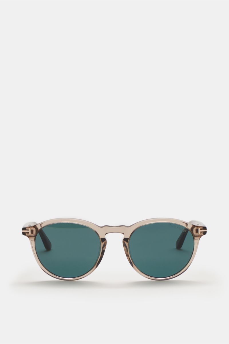 Tom Ford Sonnenbrille 'Aurelie' graubraun shown from the front, featuring klassische Notched-Bridge-Form, gleichmäßig getönte Kunststoffgläser, Acetat-Rahmen, 100% UV-Schutz Filterkategorie 3, inklusive Samt-Hartschalenetui.