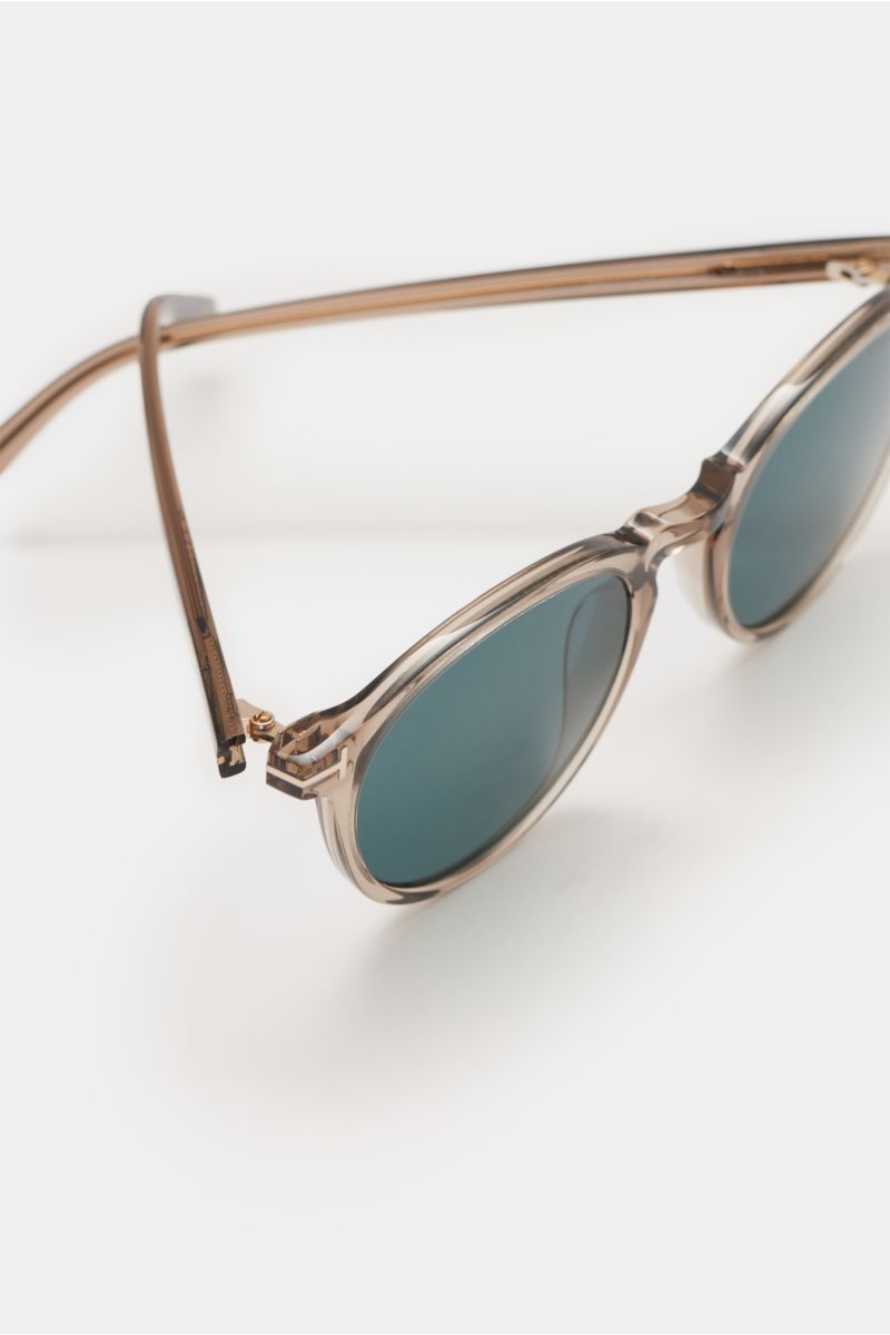 Tom Ford Sonnenbrille 'Aurelie' graubraun shown from an angled close-up view, featuring klassische Notched-Bridge-Form, gleichmäßig getönte Kunststoffgläser, Acetat-Rahmen, 100% UV-Schutz Filterkategorie 3, inklusive Samt-Hartschalenetui.