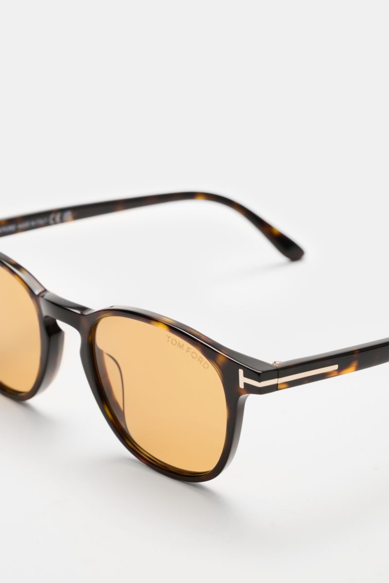 Tom Ford Sonnenbrille 'Holt' dunkelbraun meliert/gelb, leicht gerundete Silhouette, melierte Optik, Acetat-Rahmen, UV-Schutz, seitliche Nahaufnahme.