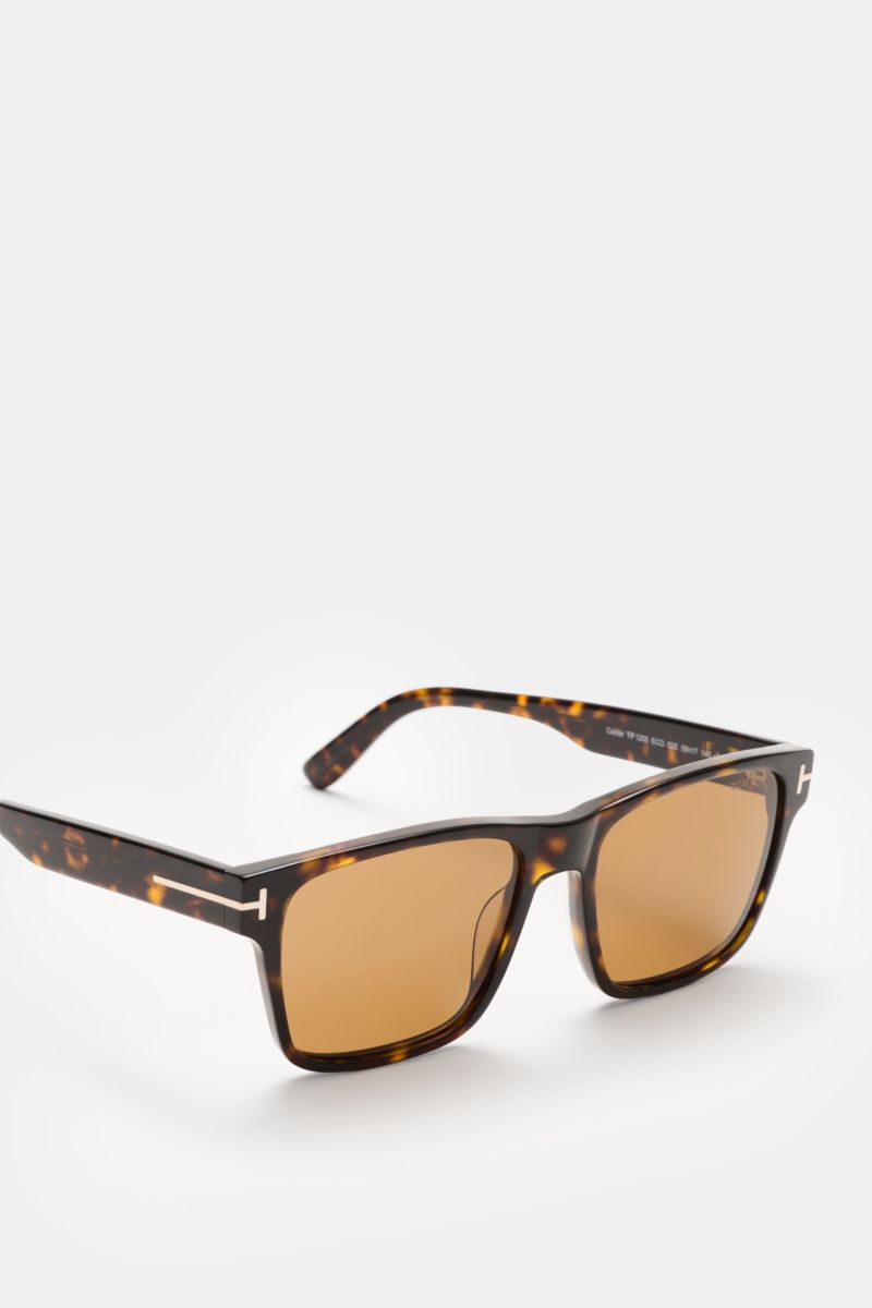 Front angled view of Tom Ford Sonnenbrille 'Calder' dunkelbraun/braun gemustert with square tortoise acetate frame, polarized lenses, and distinctive T-logo arms. Stylish all-rounder with 100% UV protection, filter category 2, and comes with a velvet hard