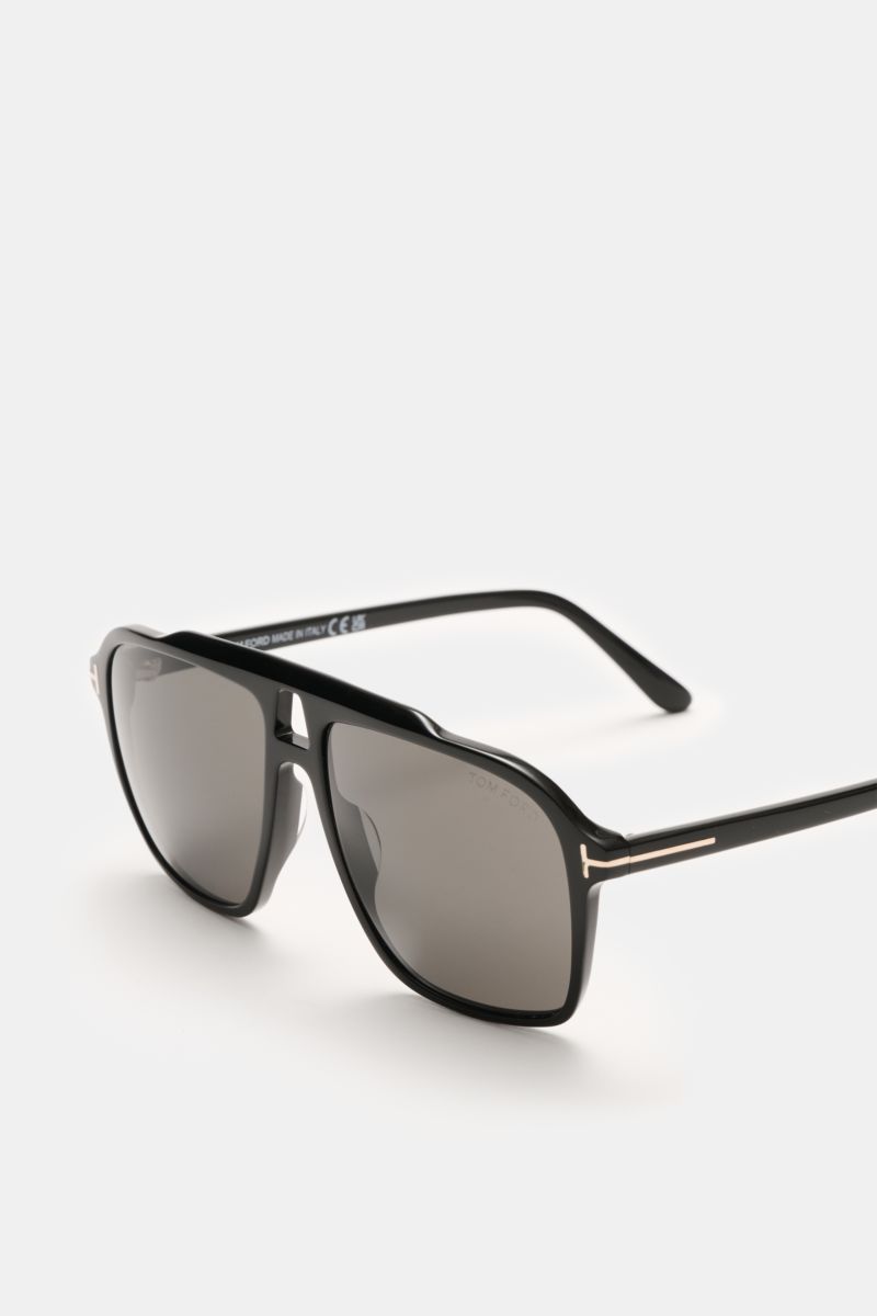 Tom Ford Sonnenbrille 'Autari' schwarz/anthrazit in klassischem Aviator-Stil, front-side view showing acetate frame and evenly tinted lenses, 100% UV protection, with velvet hard case included. 

Description: Eyecatcher im Retro-Look: Die TOM FORD Sonn