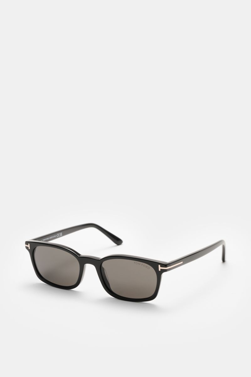 Tom Ford Sonnenbrille 'Miles' schwarz/anthrazit shown from a front-side angle, narrow rectangular acetate frame, evenly tinted plastic lenses with 100% UV protection, category 3 filter. Mit der zeitlosen Sonnenbrille 'Miles' von TOM FORD behalten Sie stet
