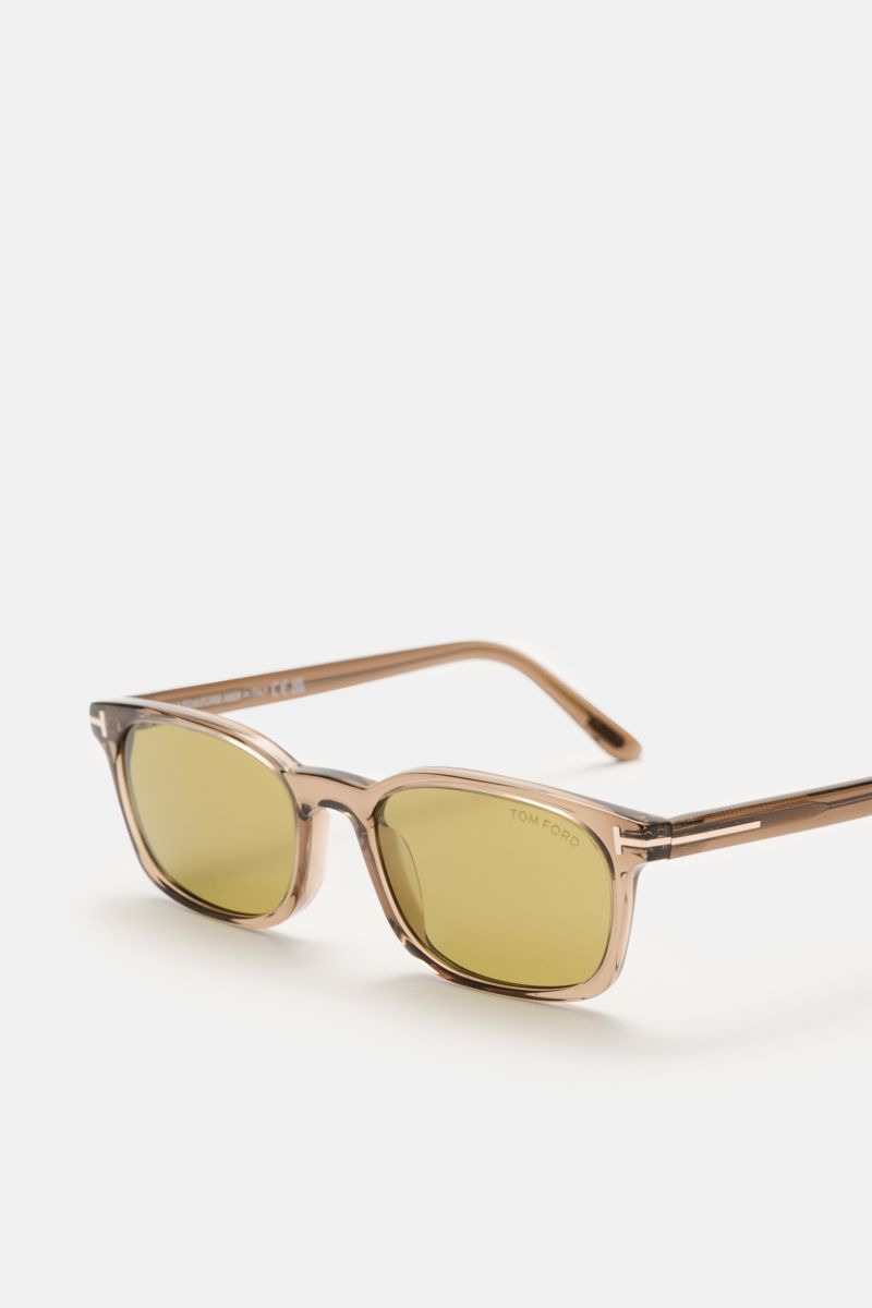 Tom Ford Sonnenbrille 'Miles' graubraun schmal eckig aus Acetat, gleichmäßig getönte Gläser Filterkategorie 3, seitliche Perspektive, mit UV-Schutz.