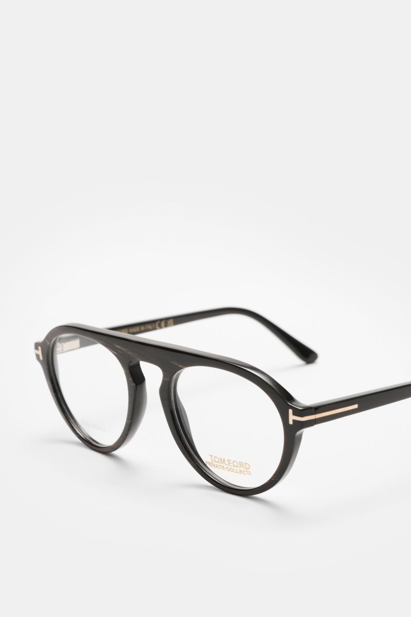 Tom Ford Horn Brille 'Private Collection' schwarz/grau/weiß gemustert shown from a front-side angle, round horn frame with blue light filter lenses, T-shaped details, includes leather hard case, horn polish set, and cleaning cloth. Stilvoller Eyecatcher: 