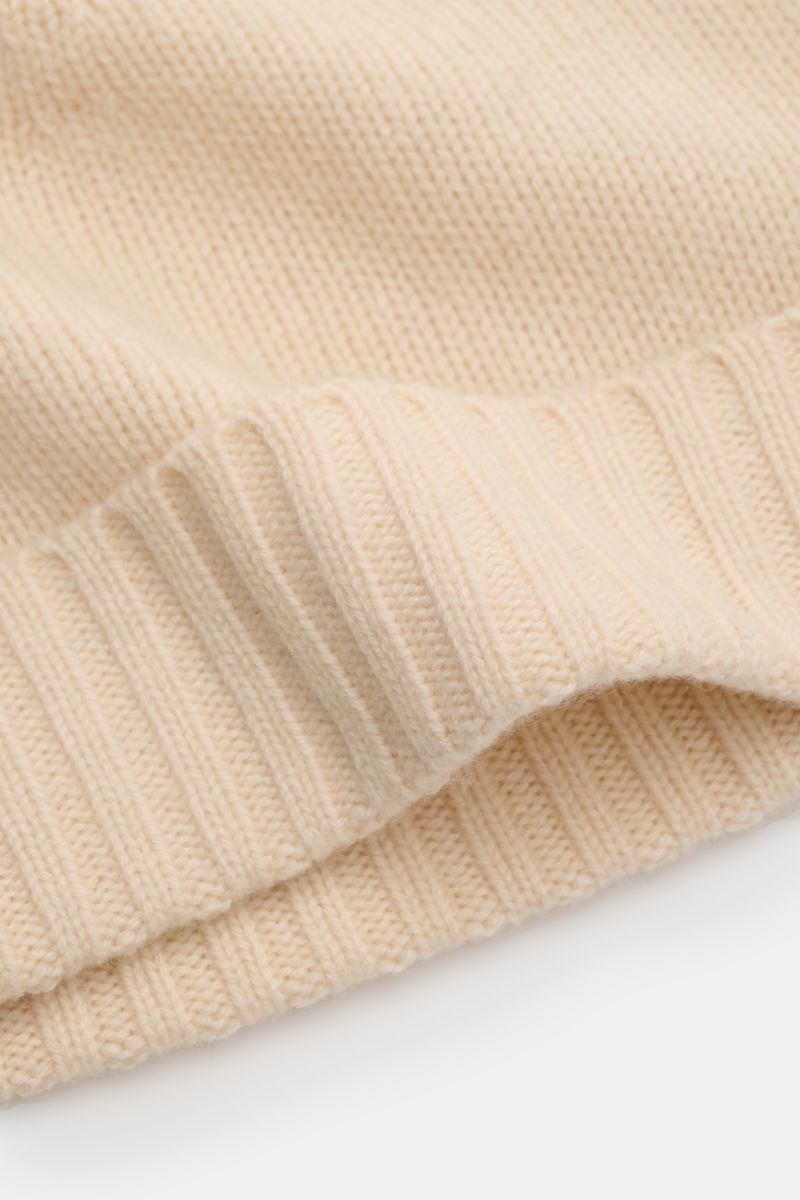 Close-up shot of the von Braun Cashmere Mütze creme showing a soft, fine knit pattern and narrow cuff. Egal, ob zum klassischen Wintermantel oder zur hochfunktionalen Daunenjacke: diese softe VON BRAUN Strickmütze aus reinem Cashmere ist die perfekte Ergä