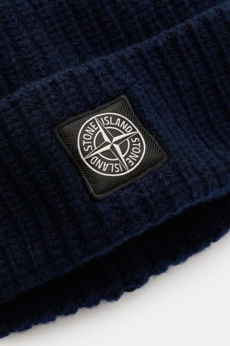 Close-up perspective of the Stone Island Wollmütze navy, showing pure wool, lightly textured quality, modern rib knit look, wide cuff, and front with STONE ISLAND woven label.