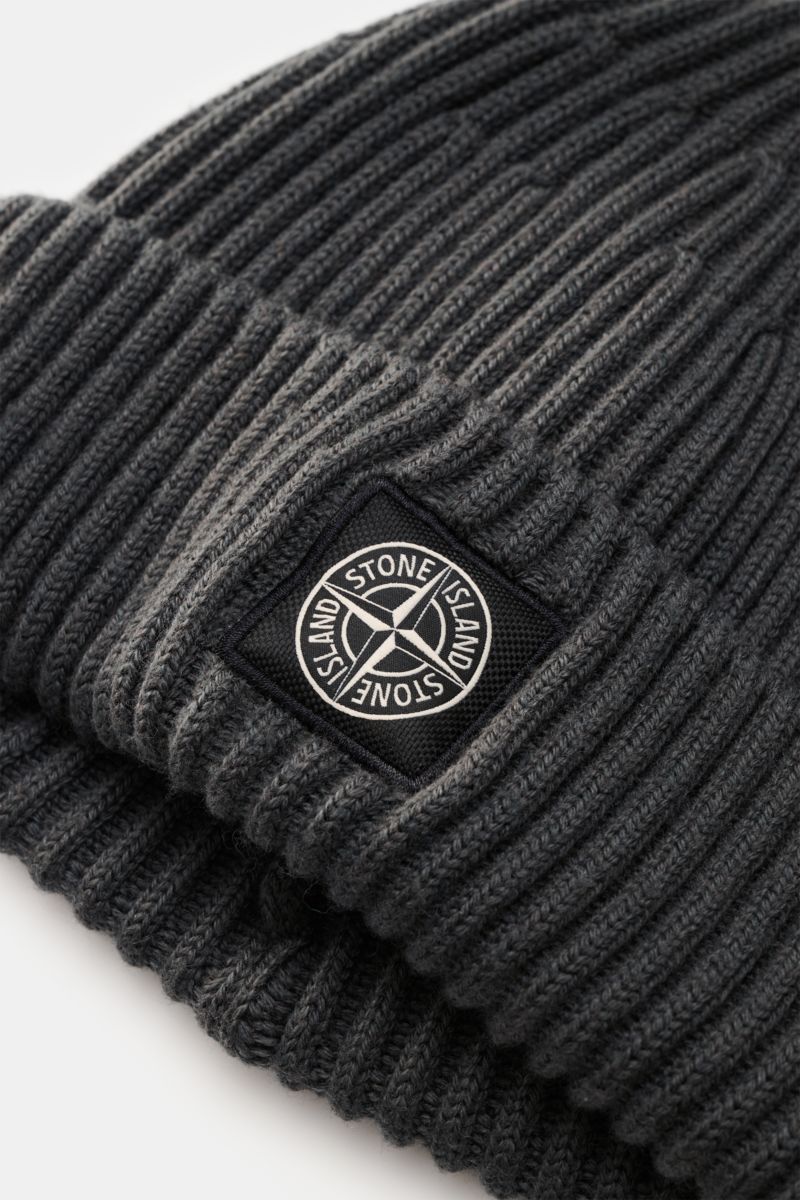 Close-up front-side view of Stone Island Wollmütze dunkelgrau in modern ribbed knit with broad cuff, pure wool, soft touch, and STONE ISLAND woven label.