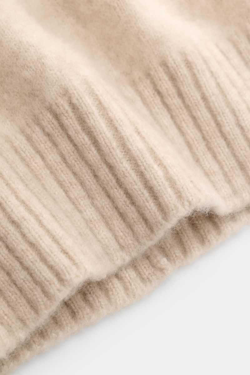 Piacenza 1733 Mütze sand im Detail, Nahaufnahme des feinen Strickbilds mit breitem Rippstrick-Rand aus Cashmere, Seide, Microfaser.