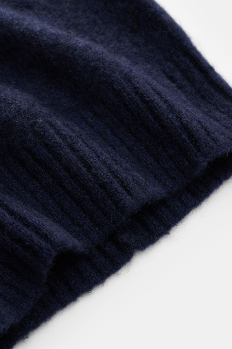 Piacenza 1733 Mütze navy aus Cashmere, Seide, Microfaser, weicher Griff, feines Strickbild, breiter Rippstrick-Rand, Detailaufnahme schräg oben.