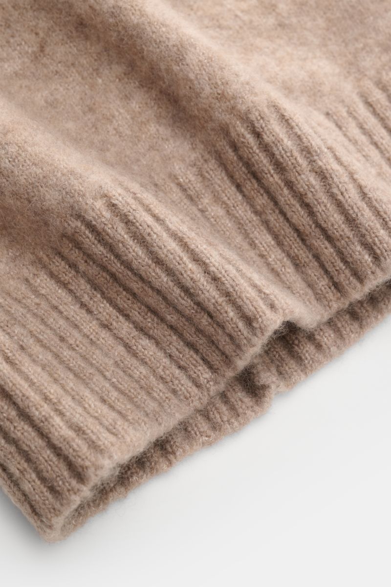 Piacenza 1733 Mütze beige aus Cashmere, Seide und Microfaser, weicher Griff, feines Strickbild, breiter Rippstrick-Rand, Nahaufnahme seitlich.