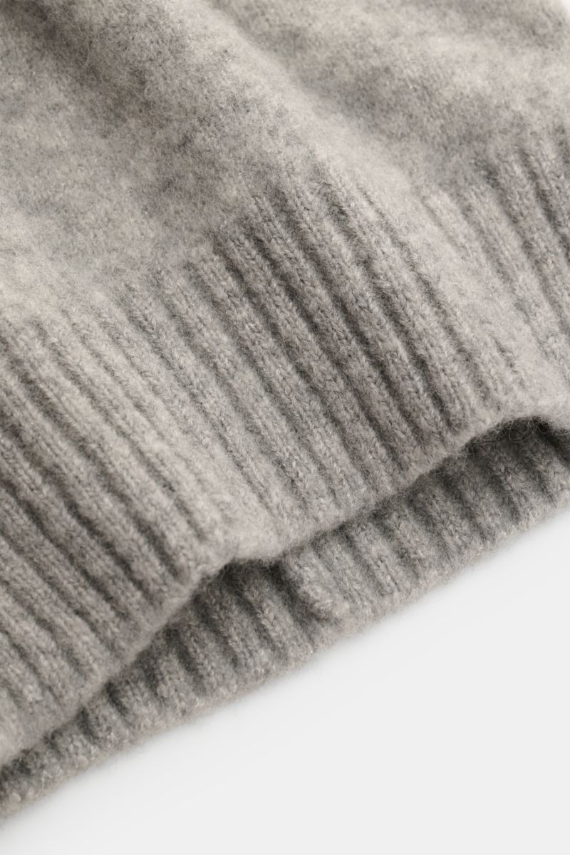 Nahaufnahme der Piacenza 1733 Mütze grau meliert, fotografiert schräg von oben, zeigt feines Strickbild, breiten Rippstrick-Rand, weichen Griff aus Cashmere, Seide und Microfaser für warmen, stilvollen Winterluxus.