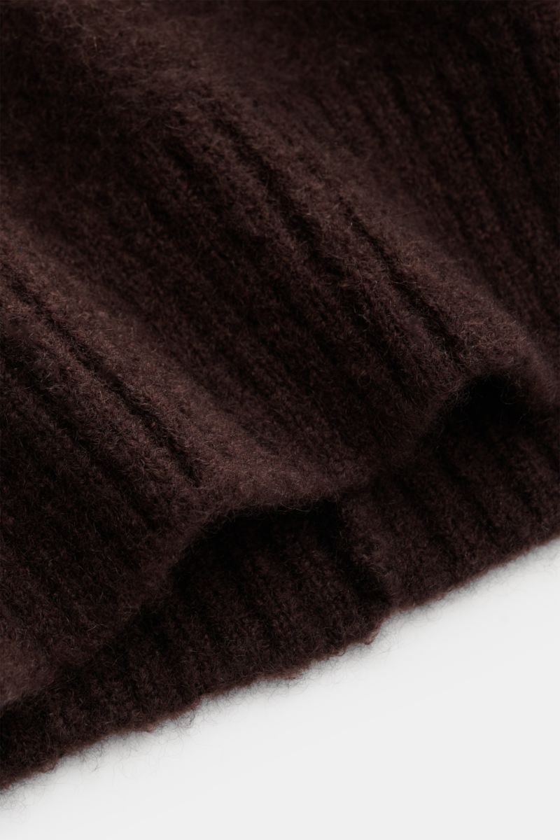 Nahaufnahme der Piacenza 1733 Mütze dunkelbraun aus Cashmere, Seide und Microfaser, feines Strickbild, breiter Rippstrick-Rand, weicher Griff.