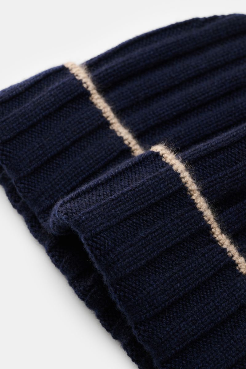 Brunello Cucinelli Cashmere Mütze navy, seitlich fotografiert, reiner Cashmere mit weichem Griff, Rippstrick und Umschlag mit Kontrastkante.