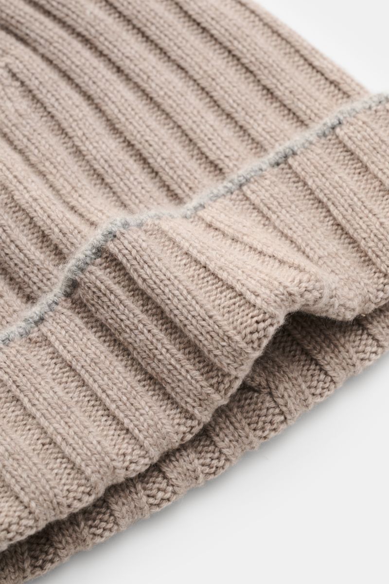 Brunello Cucinelli Cashmere Mütze taupe meliert, Nahaufnahme schräg von oben, weicher Rippstrick, Umschlag mit Kontrastkante, reiner Cashmere.