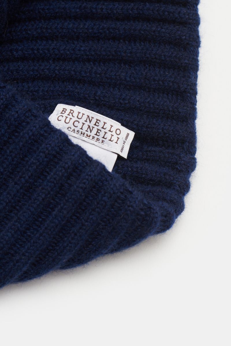 Brunello Cucinelli Cashmere Mütze navy, Nahaufnahme seitlich von oben, breiter Umschlag, markanter Rippstrick, weicher Griff, reiner Cashmere.