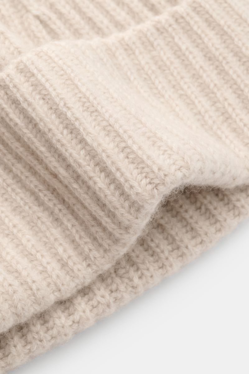 Lisa Yang Cashmere Mütze 'Menton' sand, Detailaufnahme von Umschlag und Patent-Strickmuster, reiner Cashmere, weicher Griff.