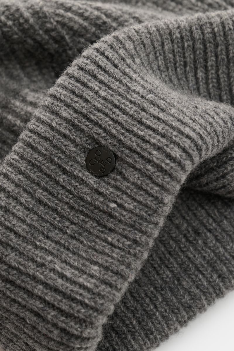 Geschlossene Nahaufnahme der Closed Wollmütze 'Sailor Beanie' dunkelgrau meliert mit mittelfeinem Patentstrick, Umschlag und Logo-Pin.