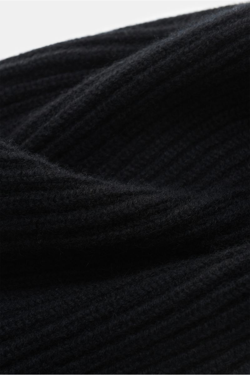 Fedeli Cashmere Mütze 'Alfredo' schwarz in Nahaufnahme, grobes Rippstrickmuster, weicher Griff, variabler Umschlag, reiner Cashmere.