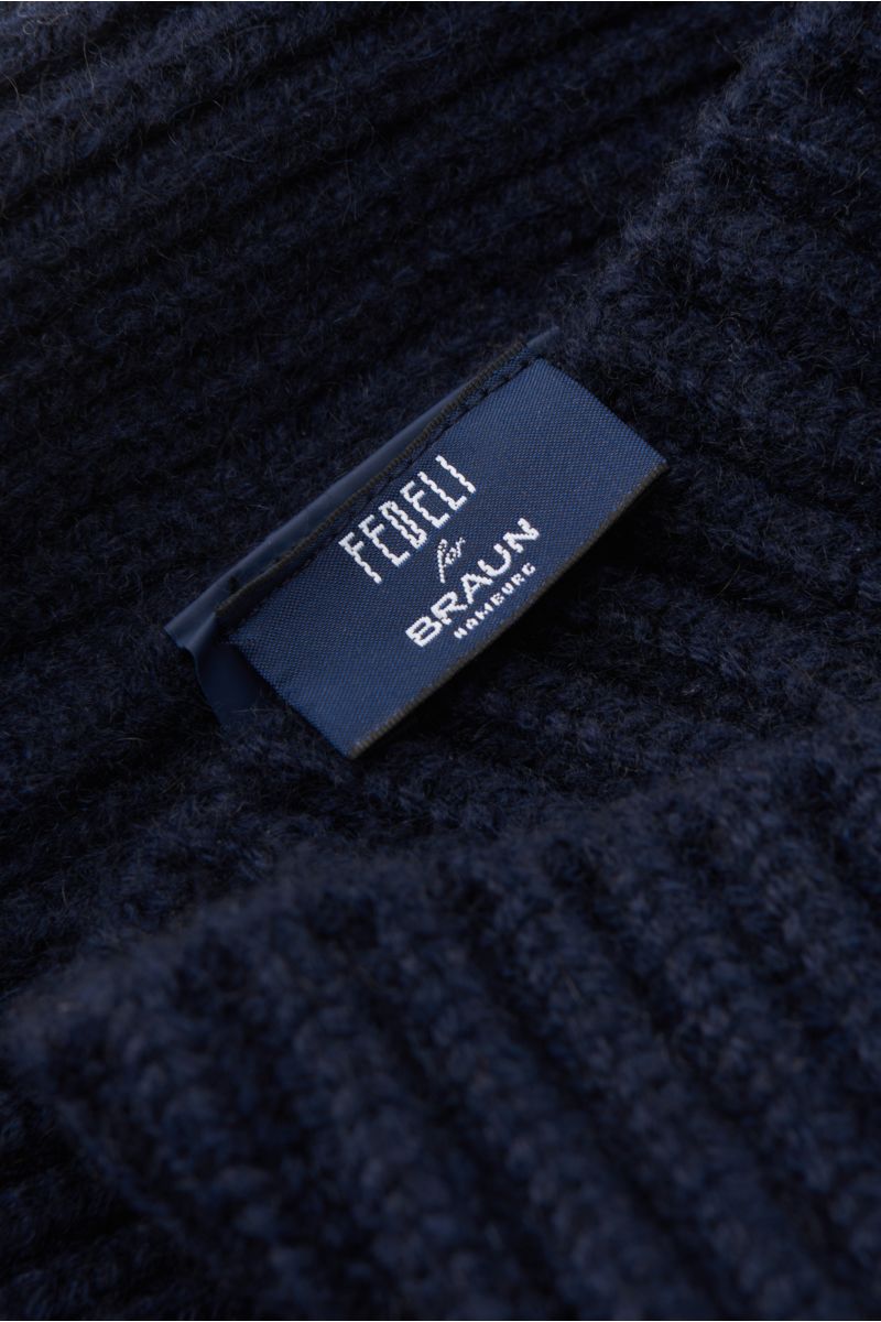 Fedeli Cashmere Mütze 'Alfredo' navy in grobem Rippstrick mit variablem Umschlag, Detailaufnahme aus schräger Nahperspektive, reiner Cashmere, sehr weich.