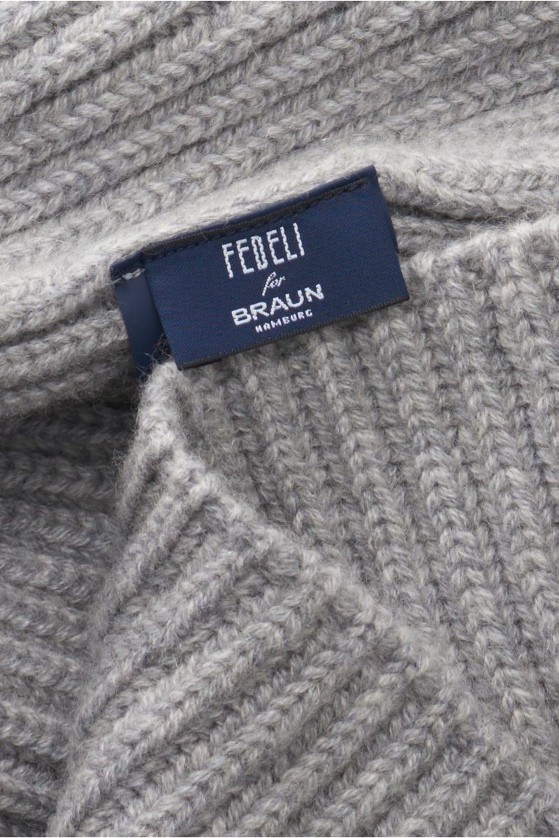 Nahaufnahme der Fedeli Cashmere Mütze 'Alfredo' grau meliert mit grobem Rippstrick, variablem Umschlag und feinem Label.