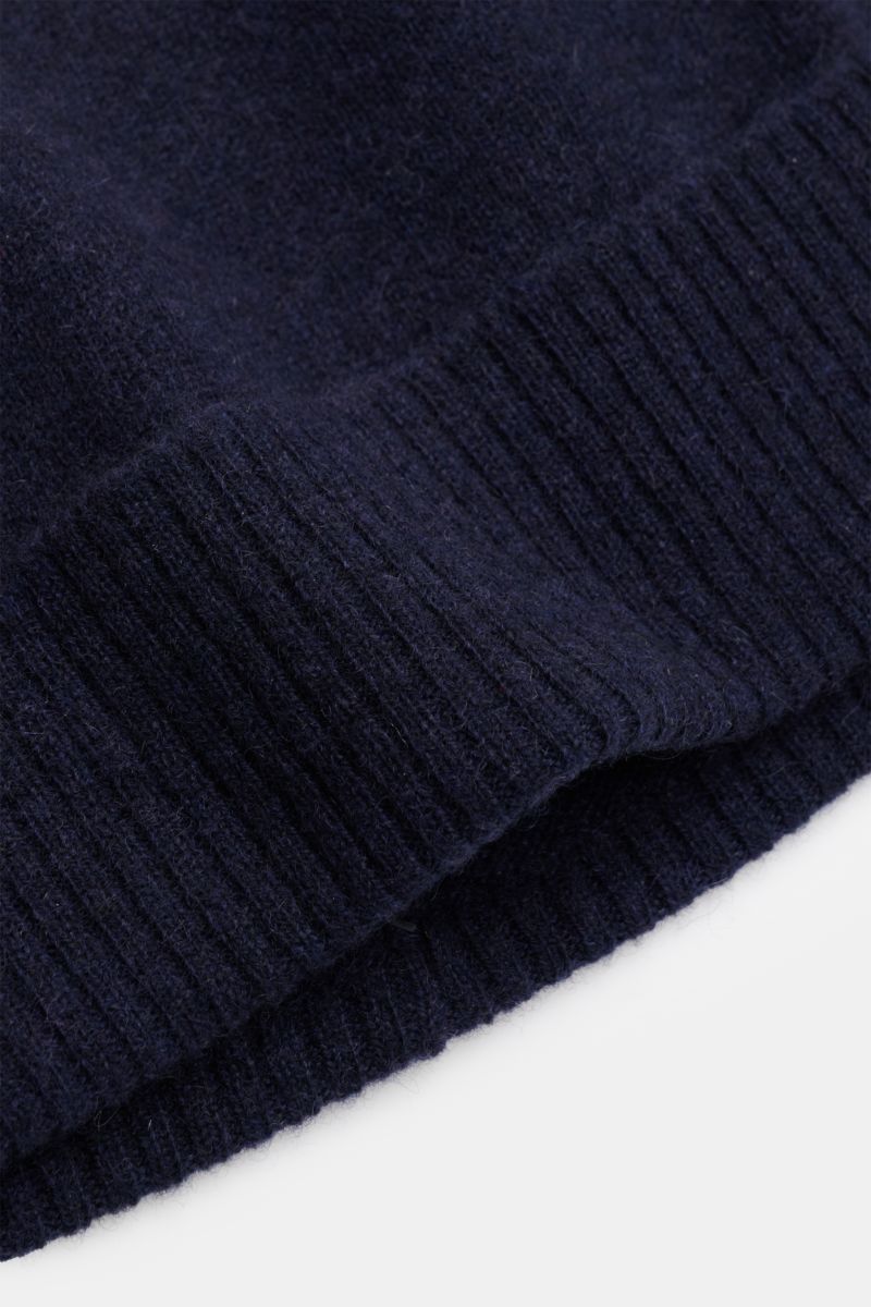 Nahaufnahme der 04651/ A trip in a bag Cashmere Mütze navy von schräg oben, feiner Strick, weicher Griff, Umschlag in Rippstrick, reiner Cashmere.