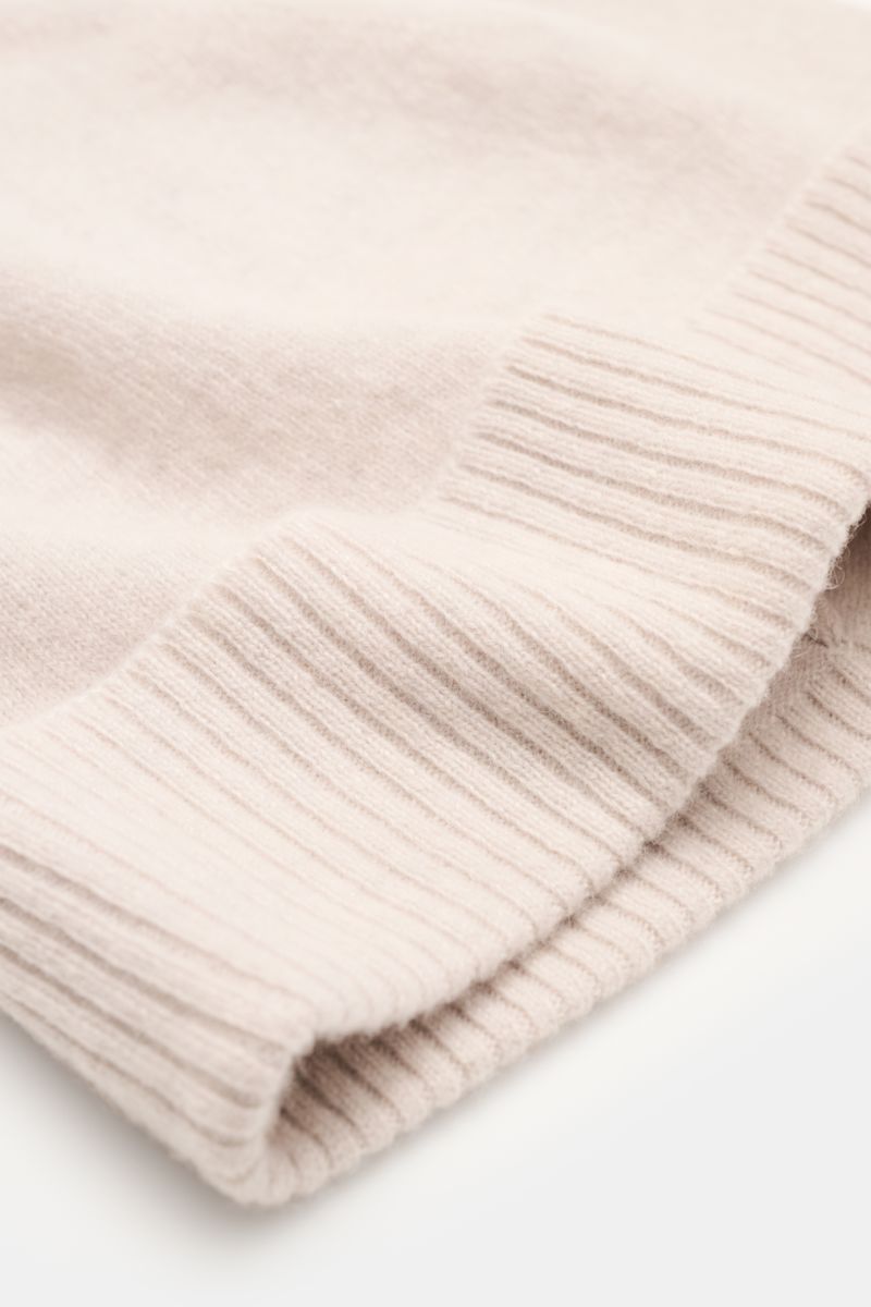 Beige 04651/ A trip in a bag Cashmere Mütze aus feinem Strick mit weichem Griff und Umschlag in Rippstrick, Nahaufnahme von der Seite.